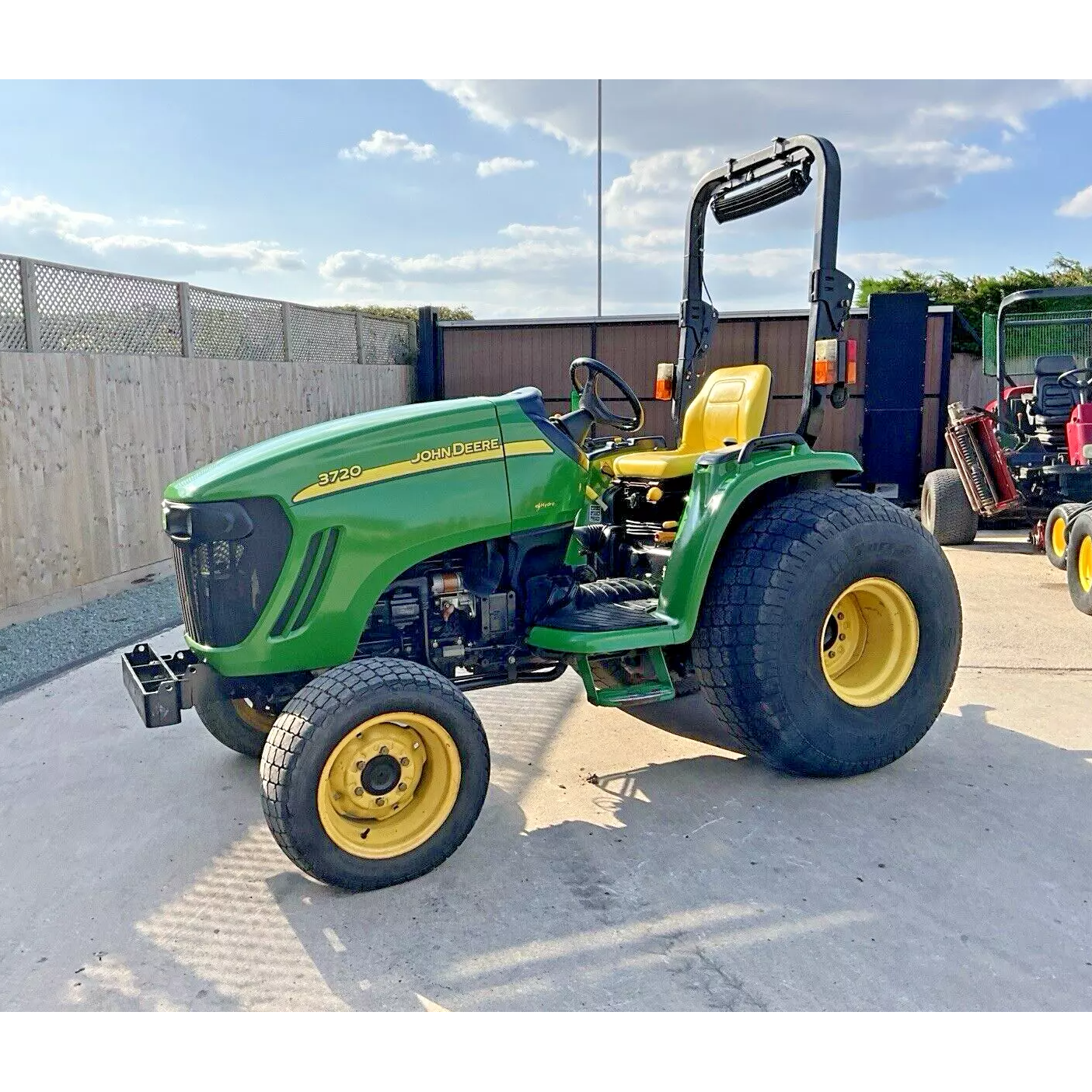 JOHN DEERE 3720 44HP COMPACT DIESEL 4WD TRACTOR.